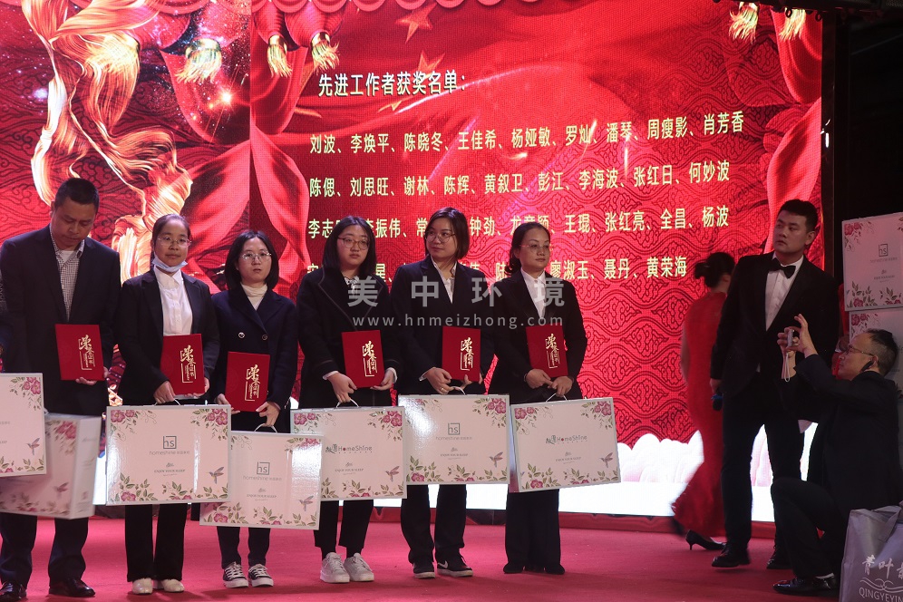 王佳希、楊亞敏、羅燦、潘琴先進工作者.JPG